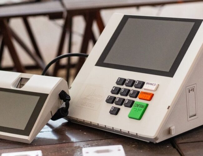 Quase metade dos brasileiros desconfia da segurança das urnas eletrônicas