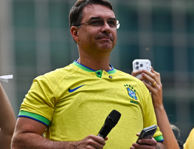 Flávio Bolsonaro desembarca no Nordeste para testar popularidade como pré-candidato à Presidência