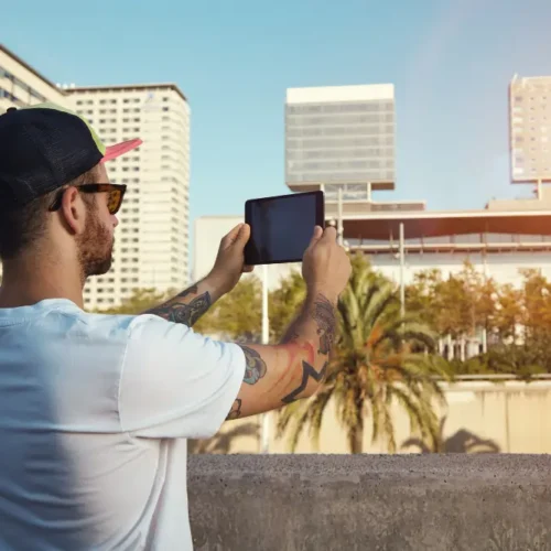 Cauê Lopes Martins explora a conexão entre Inteligência Artificial e bem-estar emocional na saúde mental