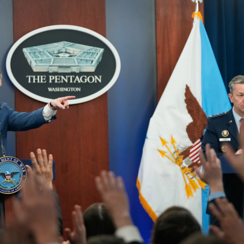 Estados Unidos dizem ter afundado navios iranianos no Golfo de Omã e ampliam ofensiva contra o Irã