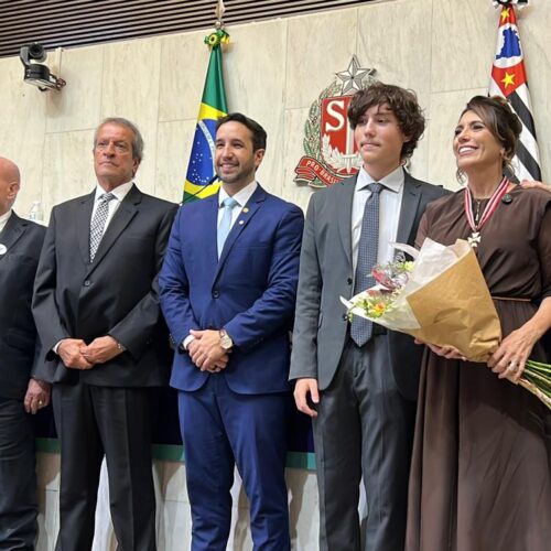 Rosana Valle recebe maior honraria da Alesp com apoio de lideranças da direita