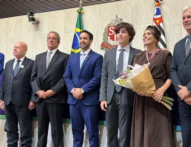 Rosana Valle recebe maior honraria da Alesp com apoio de lideranças da direita